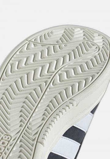 Походные кроссовки