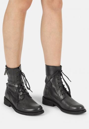 Ботинки на шнуровке