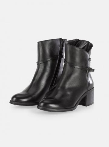 Высокие сапоги