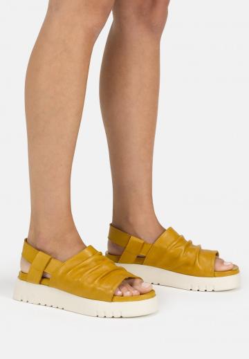 Босоножки на танкетке