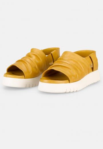 Босоножки на танкетке