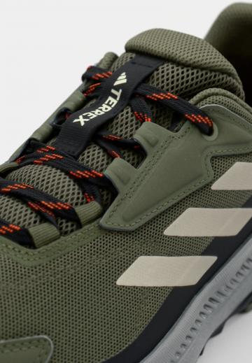 Походные кроссовки