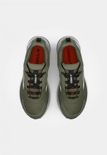 Походные кроссовки