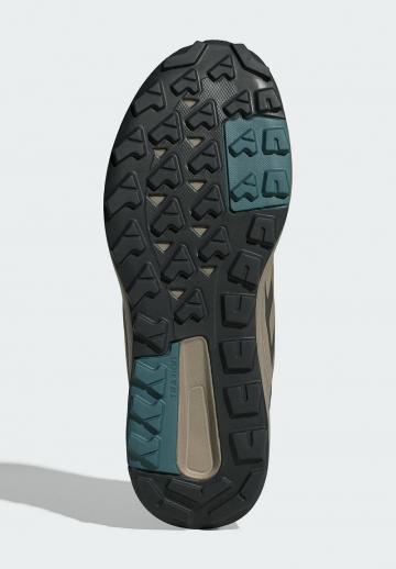 Походные кроссовки