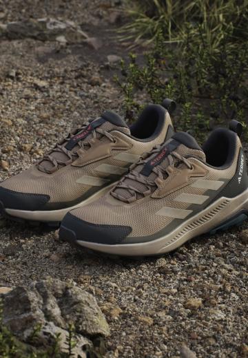 Походные кроссовки