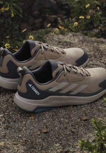 Походные кроссовки