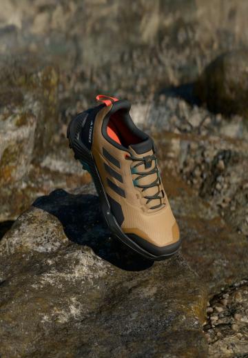 Походные кроссовки