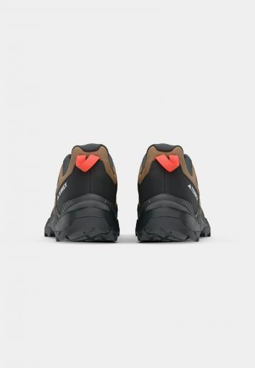 Походные кроссовки