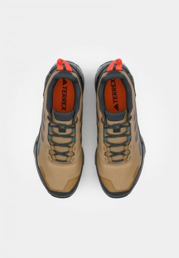 Походные кроссовки