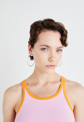 Топ на бретельках