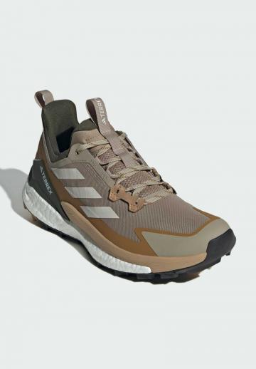 Походные кроссовки