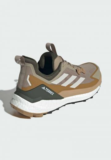 Походные кроссовки