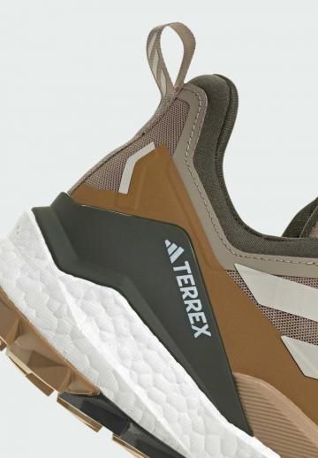 Походные кроссовки