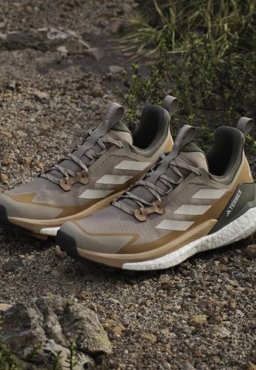 Походные кроссовки