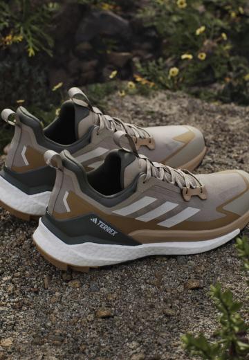 Походные кроссовки