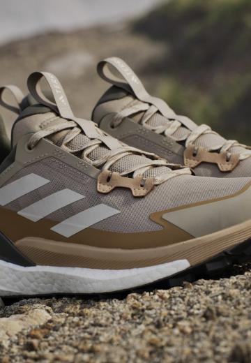 Походные кроссовки