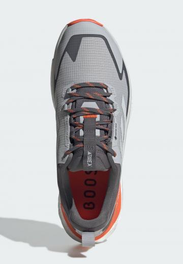 Походные кроссовки