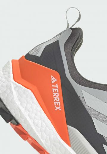 Походные кроссовки