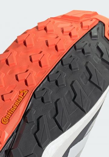 Походные кроссовки