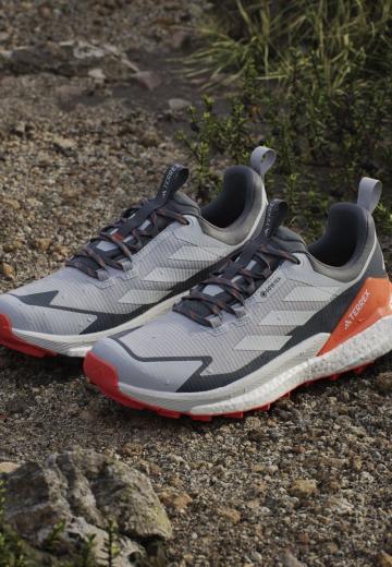 Походные кроссовки