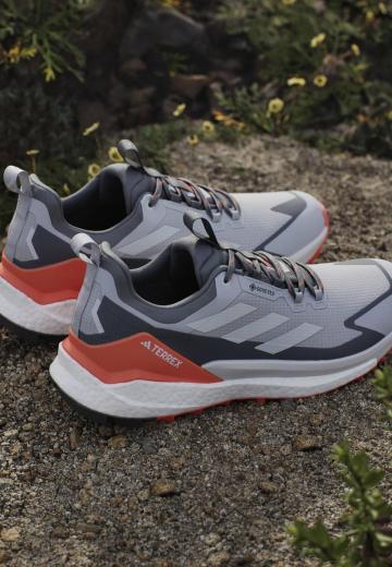 Походные кроссовки