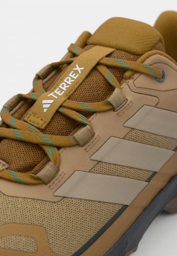 Походные кроссовки