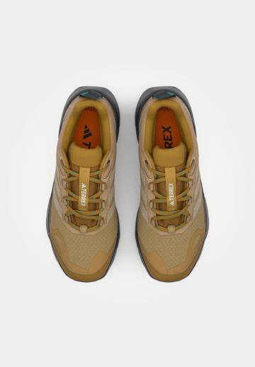 Походные кроссовки