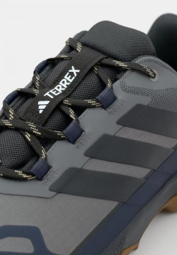 Походные кроссовки