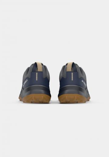 Походные кроссовки