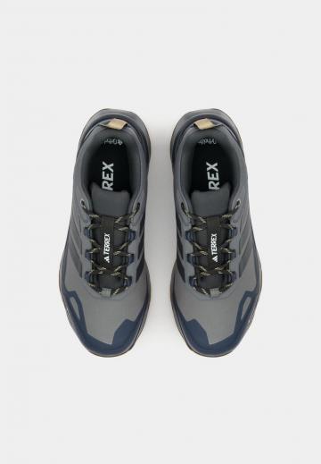 Походные кроссовки