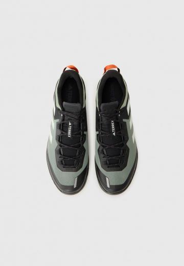 Походные кроссовки