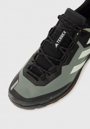 Походные кроссовки