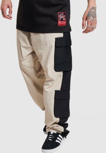 Брюки с накладными карманами