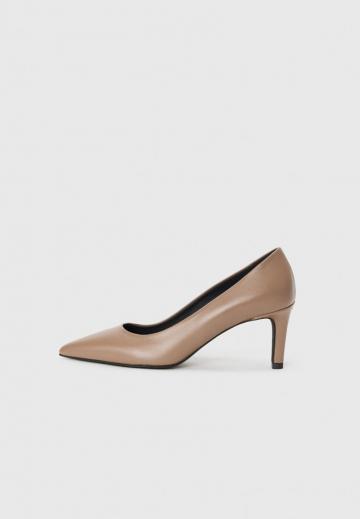 Туфли на высоком каблуке