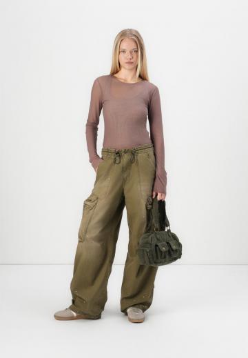 Брюки с накладными карманами