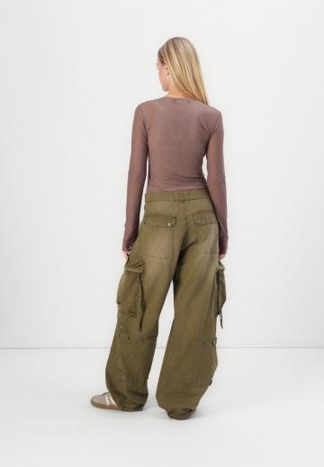 Брюки с накладными карманами