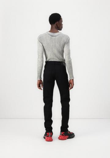 Узкие джинсы