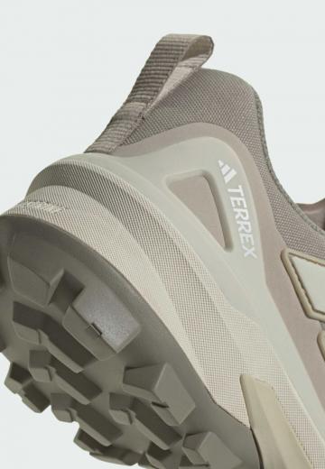 Походные кроссовки