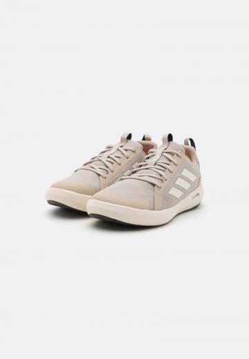 Походные кроссовки