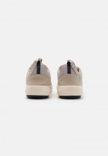 Походные кроссовки