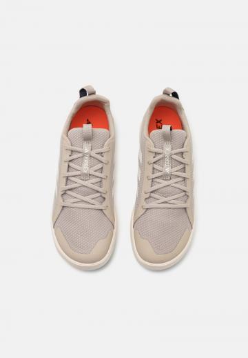 Походные кроссовки