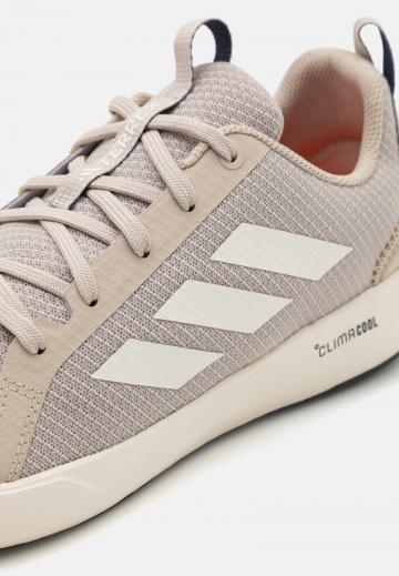 Походные кроссовки