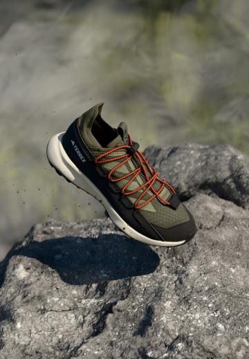 Походные кроссовки