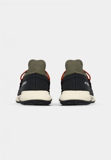 Походные кроссовки