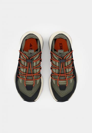 Походные кроссовки