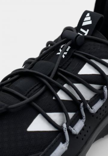 Походные кроссовки