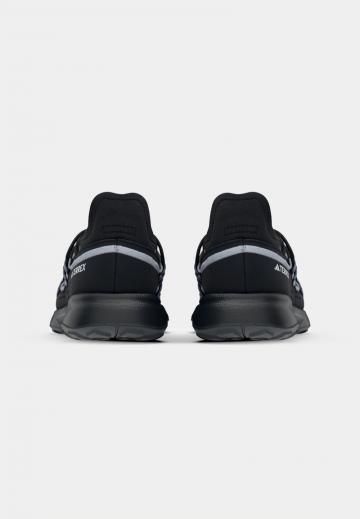 Походные кроссовки