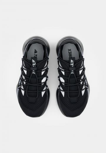 Походные кроссовки