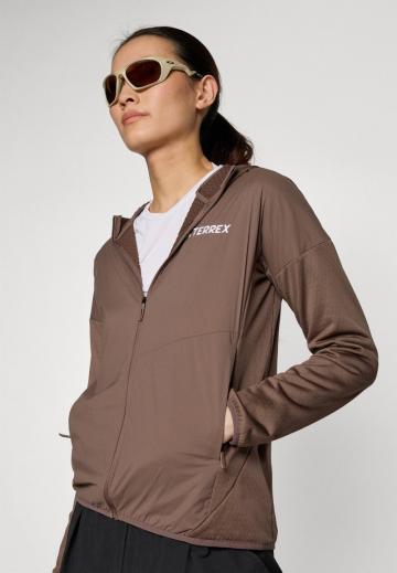 Спортивная куртка