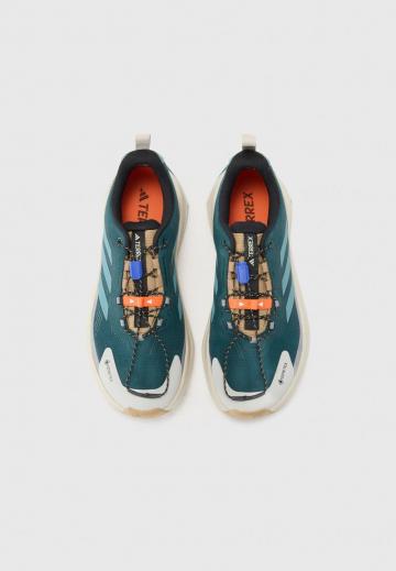 Походные кроссовки